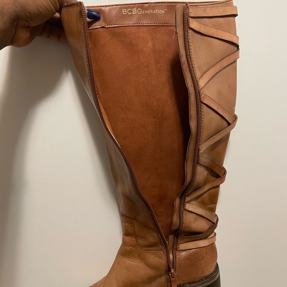 Well kept BCBG stylish boots. lined with velvet for comfort and warmth. - Picture 2 of 5